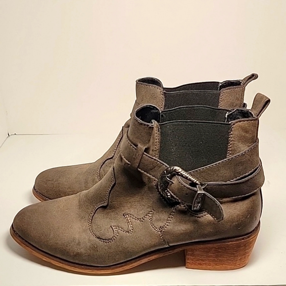 Olivia Miller Bootie Ankle Boot Faux Leather Pull-On Stacked Heel Buckle 8.5 - Picture 7 of 14